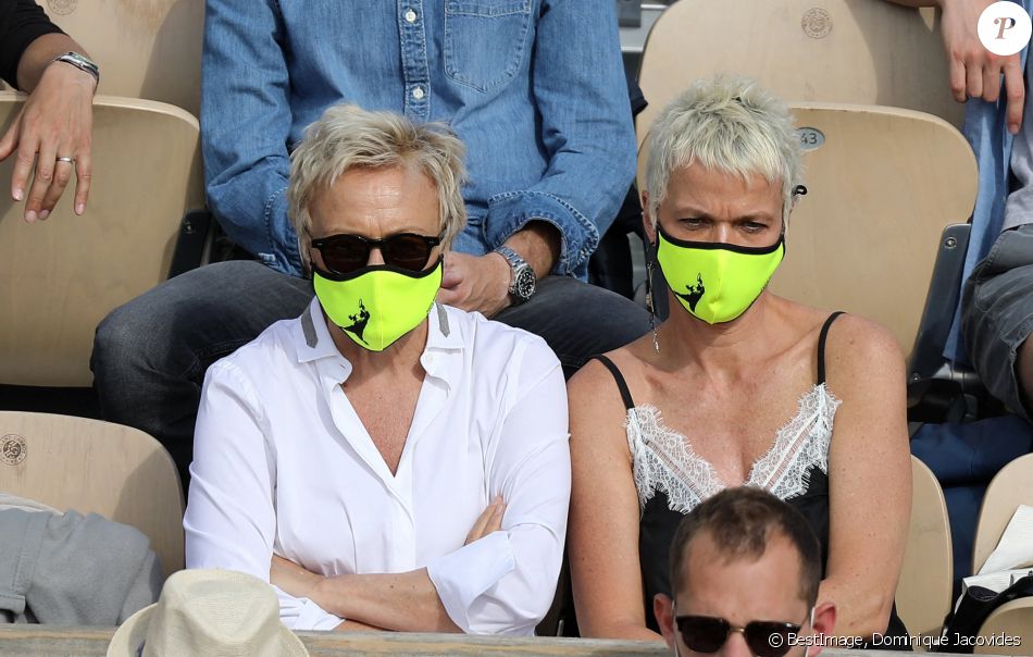 Muriel Robin et sa femme Anne Le Nen dans les tribunes des Internationaux de France de tennis de Roland Garros à Paris, France, le 5 juin 2021. © Dominique Jacovides/Bestimage