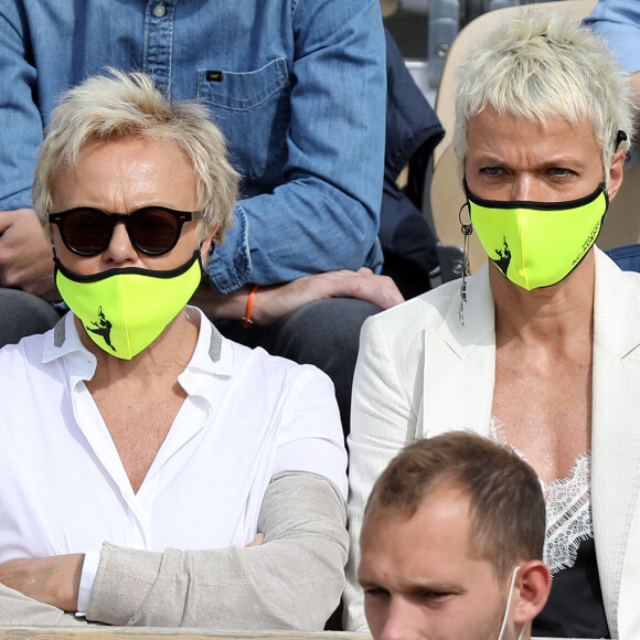 Muriel Robin et sa femme Anne Le Nen dans les tribunes des Internationaux de France de tennis de Roland Garros à Paris, France, le 5 juin 2021. © Dominique Jacovides/Bestimage 