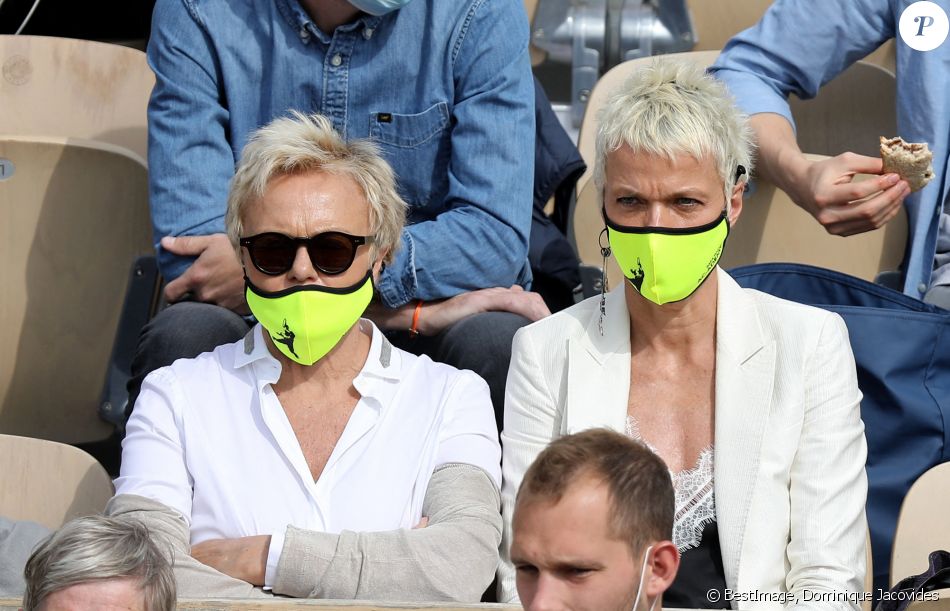 Muriel Robin et sa femme Anne Le Nen dans les tribunes des Internationaux de France de tennis de Roland Garros à Paris, France, le 5 juin 2021. © Dominique Jacovides/Bestimage