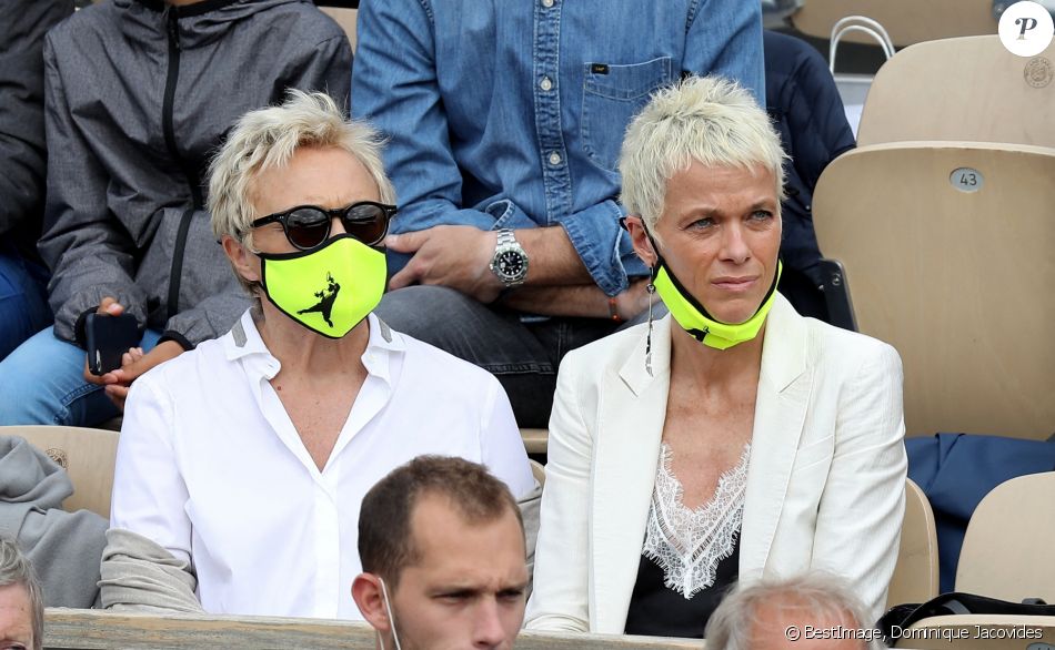 Muriel Robin et sa femme Anne Le Nen dans les tribunes des Internationaux de France de tennis de Roland Garros à Paris, France, le 5 juin 2021. © Dominique Jacovides/Bestimage