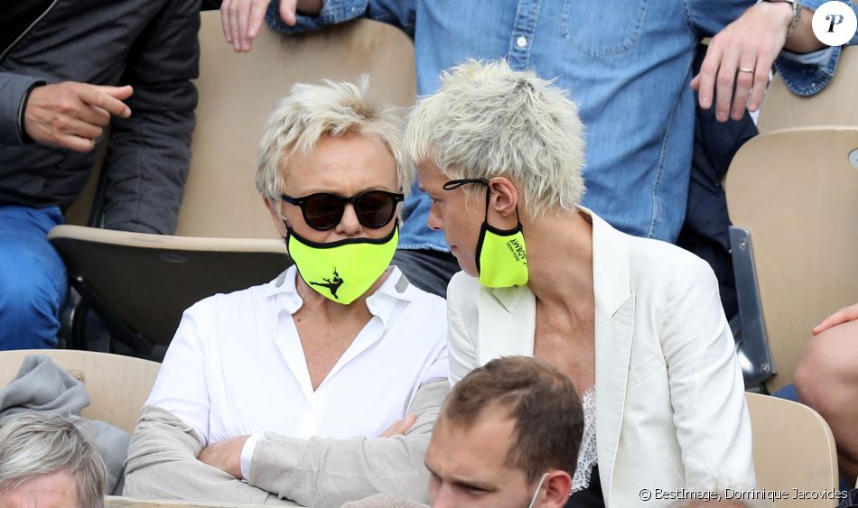 Muriel Robin et sa femme Anne Le Nen dans les tribunes des Internationaux de France de tennis de Roland Garros à Paris, France, le 5 juin 2021. © Dominique Jacovides/Bestimage