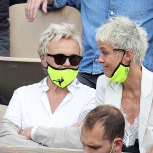 Muriel Robin et sa femme Anne Le Nen dans les tribunes des Internationaux de France de tennis de Roland Garros à Paris, France, le 5 juin 2021. © Dominique Jacovides/Bestimage