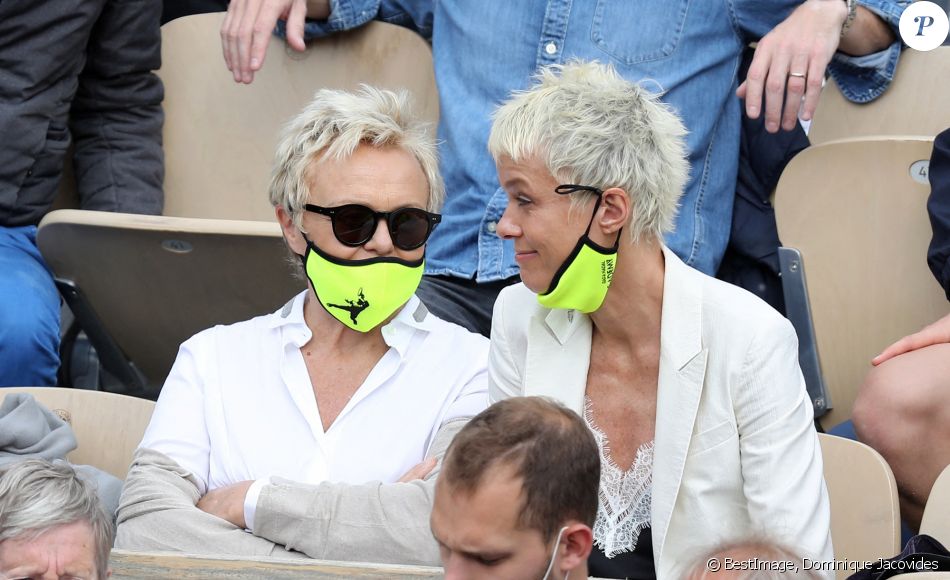 Muriel Robin et sa femme Anne Le Nen dans les tribunes des Internationaux de France de tennis de Roland Garros à Paris, France, le 5 juin 2021. © Dominique Jacovides/Bestimage