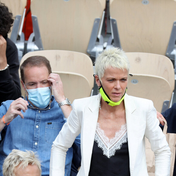 Muriel Robin et sa femme Anne Le Nen dans les tribunes des Internationaux de France de tennis de Roland Garros à Paris, France, le 5 juin 2021. © Dominique Jacovides/Bestimage 