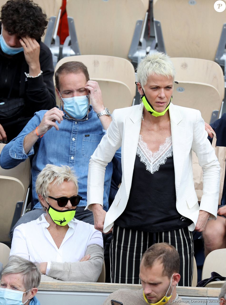 Muriel Robin et sa femme Anne Le Nen dans les tribunes des Internationaux de France de tennis de Roland Garros à Paris, France, le 5 juin 2021. © Dominique Jacovides/Bestimage