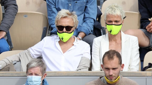 Muriel Robin avec sa femme Anne, Denis Brogniart avec ses "princesses"... Belle journée à Roland-Garros
