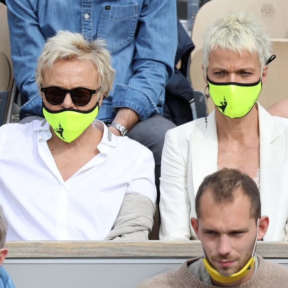 Muriel Robin et sa femme Anne Le Nen dans les tribunes des Internationaux de France de tennis de Roland Garros à Paris. © Dominique Jacovides/Bestimage 