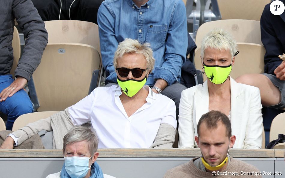 Muriel Robin et sa femme Anne Le Nen dans les tribunes des Internationaux de France de tennis de Roland Garros à Paris. © Dominique Jacovides/Bestimage