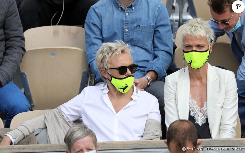Muriel Robin et sa femme Anne Le Nen dans les tribunes des Internationaux de France de tennis de Roland Garros à Paris, France, le 5 juin 2021. © Dominique Jacovides/Bestimage