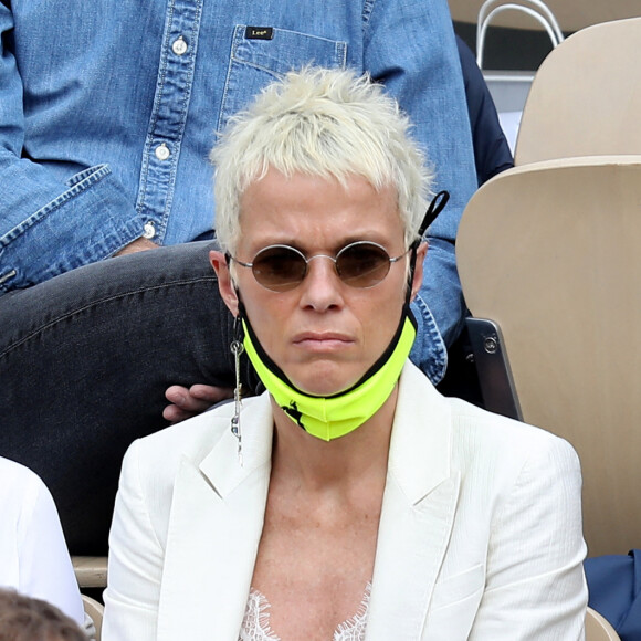 Muriel Robin et sa femme Anne Le Nen dans les tribunes des Internationaux de France de tennis de Roland Garros à Paris, France, le 5 juin 2021. © Dominique Jacovides/Bestimage 