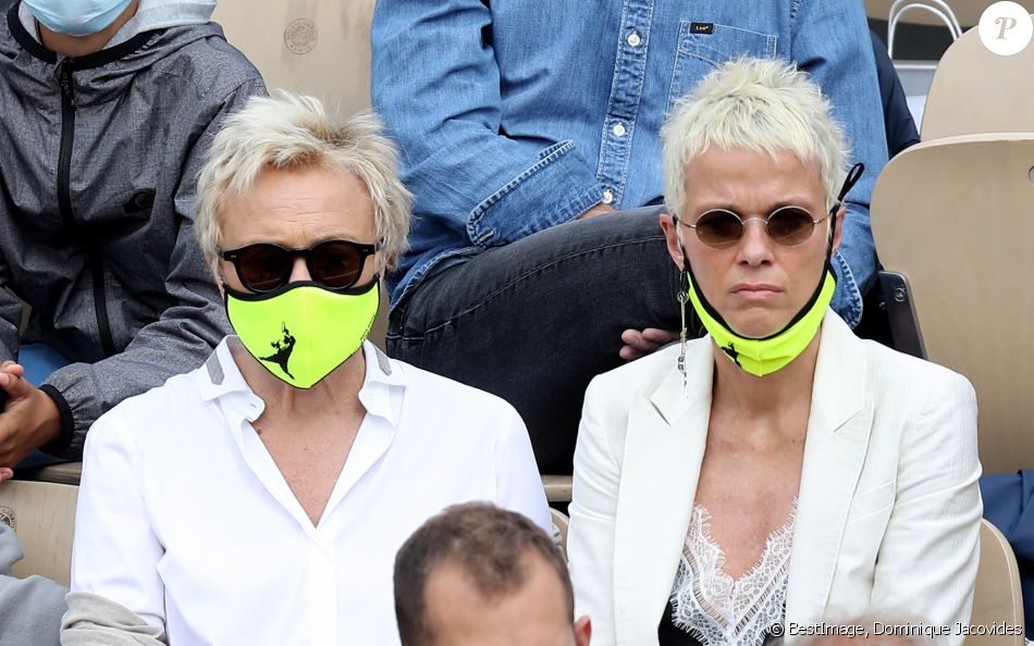 Muriel Robin et sa femme Anne Le Nen dans les tribunes des Internationaux de France de tennis de Roland Garros à Paris, France, le 5 juin 2021. © Dominique Jacovides/Bestimage