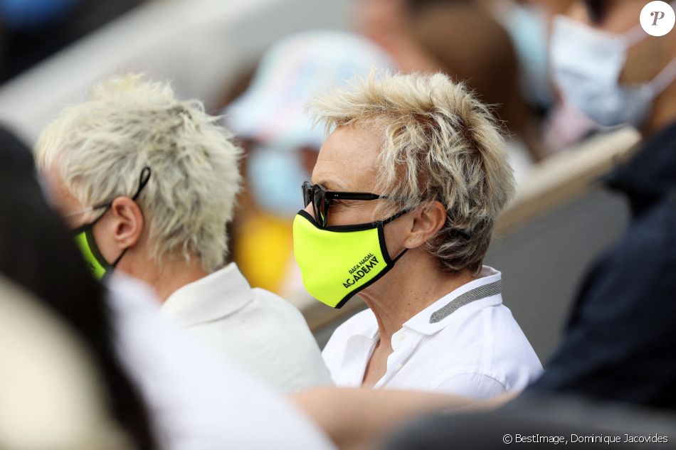 Muriel Robin et sa femme Anne Le Nen dans les tribunes des Internationaux de France de tennis de Roland Garros à Paris, France, le 5 juin 2021. © Dominique Jacovides/Bestimage
