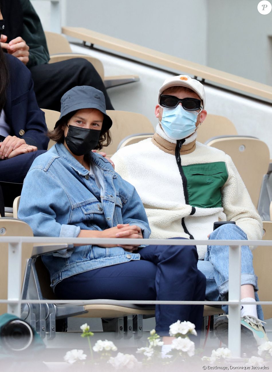 Eddy de Pretto et une amie dans les tribunes des Internationaux de France de tennis de Roland Garros à Paris, France, le 5 juin 2021. © Dominique Jacovides/Bestimage