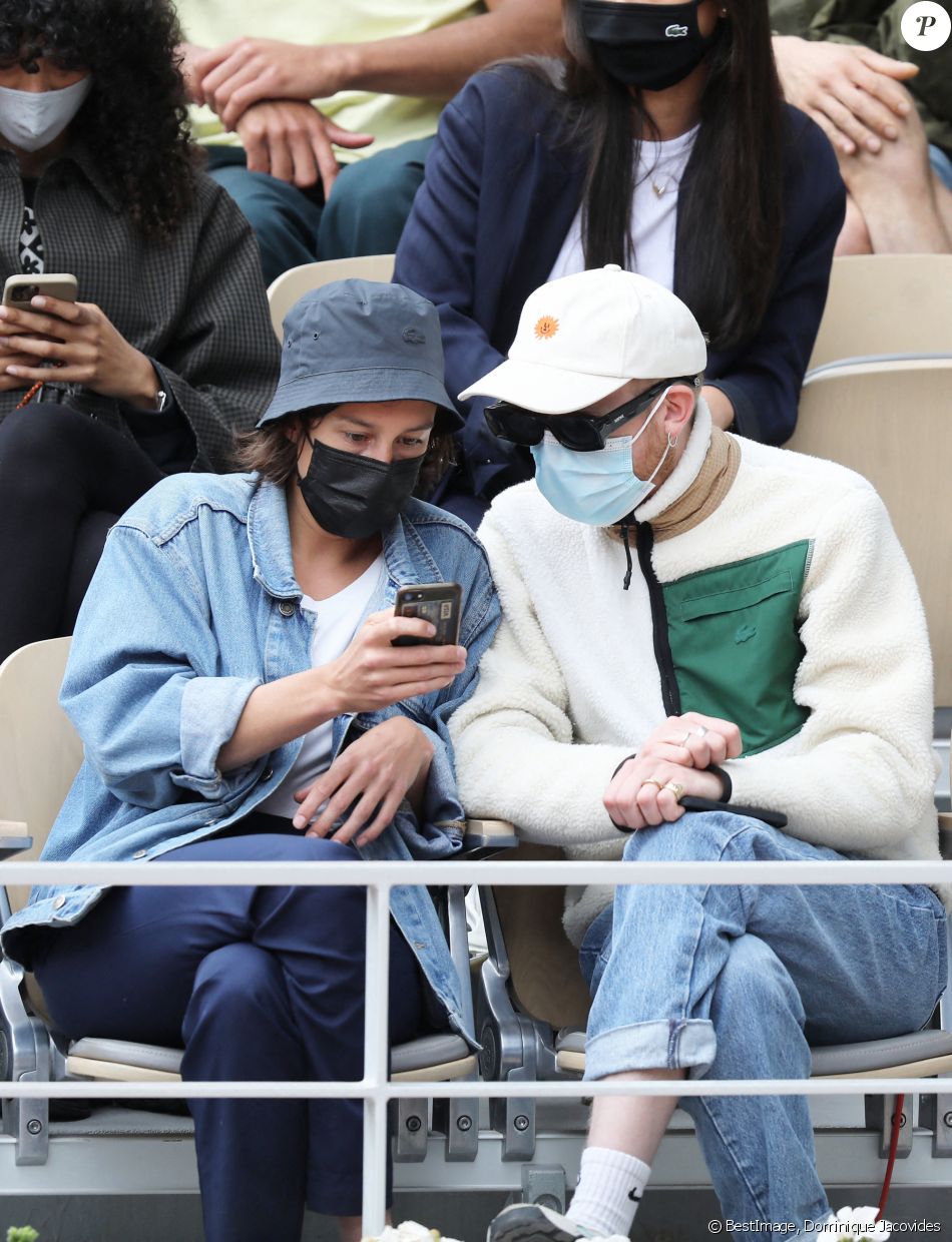 Eddy de Pretto et une amie dans les tribunes des Internationaux de France de tennis de Roland Garros à Paris, France, le 5 juin 2021. © Dominique Jacovides/Bestimage