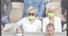 Muriel Robin avec sa femme Anne, Denis Brogniart avec ses "princesses"... Belle journée à Roland-Garros