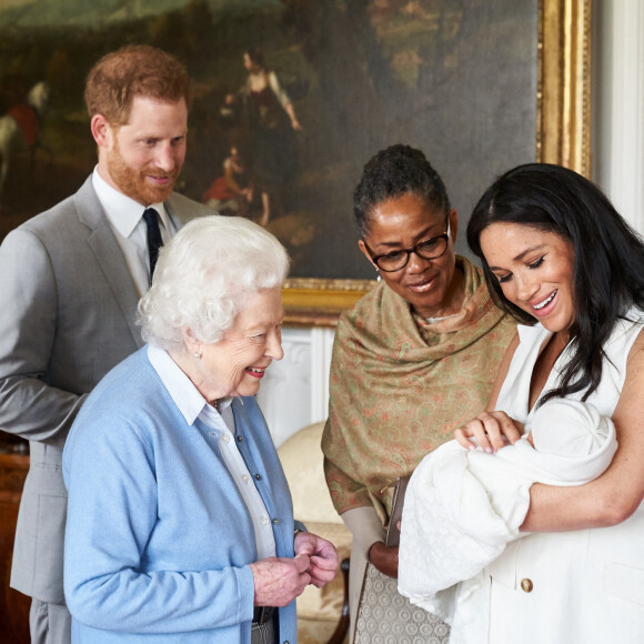 Le prince Philip, duc d'Edimbourg, la reine Elisabeth II d'Angleterre, la mère de Meghan Doria Ragland, le prince Harry, duc de Sussex, Meghan Markle, duchesse de Sussex, et leur fils Archie Harrison Mountbatten-Windsor au château de Windsor.