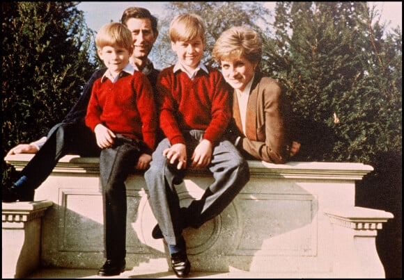 Le prince Charles, Diana et leurs enfants, le prince Harry et le prince William.