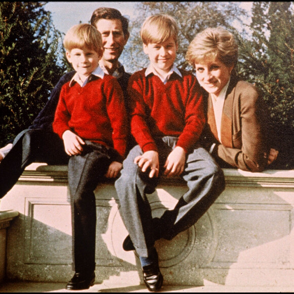 Le prince Charles, Diana et leurs enfants, le prince Harry et le prince William.
