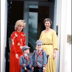 Diana et ses fils, le prince Harry et le prince William, le jour de leur rentrée scolaire à la Wetherby School de Londres en 1989.