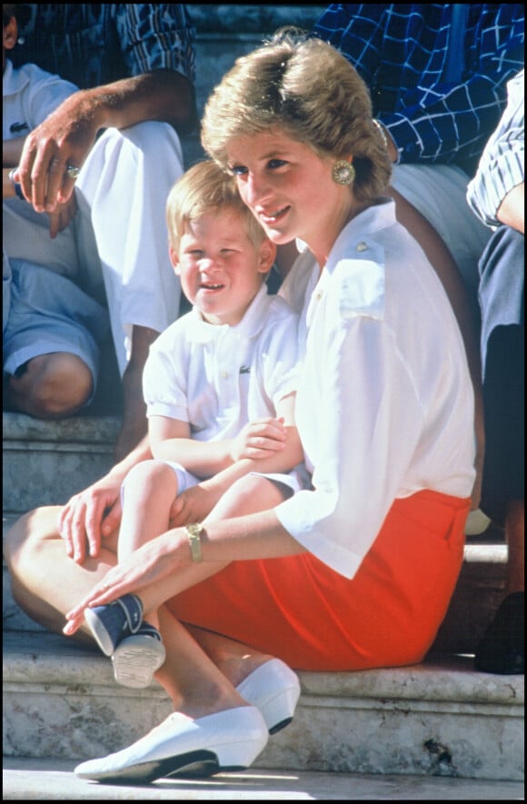 Diana et son fils le prince Harry à Palma de Majorque en 1988.