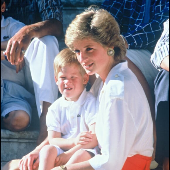 Diana et son fils le prince Harry à Palma de Majorque en 1988.