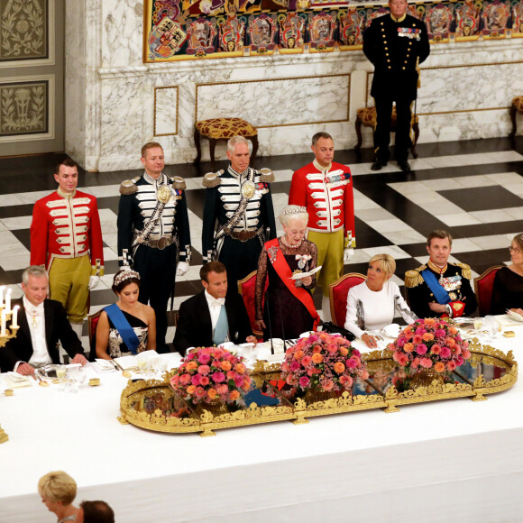 Bruno Le Maire, ministre de l'Economie et des Finances, la princesse Mary de Danemark, le président de la République française Emmanuel Macron, la reine Margrethe II de Danemark, la Première Dame Brigitte Macron (Trogneux), le prince Frederik de Danemark, Françoise Nyssen, ministre de la Culture, le prince Joachim de Danemark et Nathalie Loiseau, ministre des Affaires Européennes - Dîner d'Etat donné au château de Christiansborg en l'honneur de la visite du président de la République française et sa femme la Première Dame à Copenhague, Danemark, le 28 août 2018. © Dominique Jacovides/Bestimage