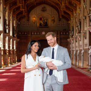 Le prince Harry et Meghan Markle, duc et duchesse de Sussex, présentent leur fils Archie dans le hall St George au château de Windsor le 8 mai 2019.  EMBARGOED to 1240 WEDNESDAY MAY 08 2019. The Duke and Duchess of Sussex with their baby son, who was born on Monday morning, during a photocall in St George's Hall at Windsor Castle in Berkshire. 