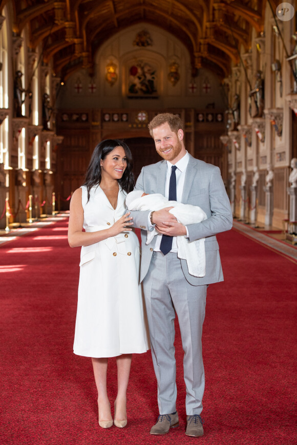 Le prince Harry et Meghan Markle, duc et duchesse de Sussex, présentent leur fils Archie dans le hall St George au château de Windsor le 8 mai 2019.  EMBARGOED to 1240 WEDNESDAY MAY 08 2019. The Duke and Duchess of Sussex with their baby son, who was born on Monday morning, during a photocall in St George's Hall at Windsor Castle in Berkshire. 