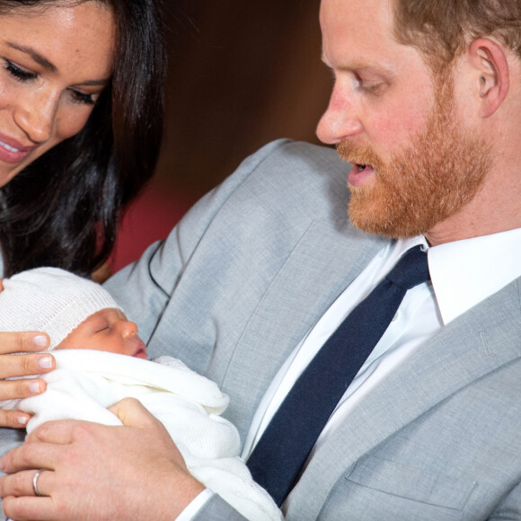 Le prince Harry et Meghan Markle, duc et duchesse de Sussex, présentent leur fils Archie Harrison Mountbatten-Windsor dans le hall St George au château de Windsor le 8 mai 2019.  8 May 2019. The Duke and Duchess of Sussex with their baby son, who was born on Monday morning, during a photocall in St George's Hall at Windsor Castle in Berkshire. 