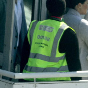 Exclusif - Le prince Harry, duc de Sussex, Meghan Markle, duchesse de Sussex et leur fils Archie Harrison Mountbatten-Windsor arrivent à l'aéroport international du Cap, Afrique du Sud, le 23 septembre 2019, pour un voyage officiel de 10 jours sur le continent africain. 