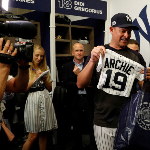 Le prince Harry, duc de Sussex, et Meghan Markle, duchesse de Sussex vont saluer les équipes de baseball "Boston Red Sox" et "New York Yankees" dans leurs vestiaires dans le cadre des Invictus Games 2019 au London Stadium. En cette occasion, le couple royal a reçu en cadeau pour leur fils Archie, un maillot floqué "Archie", de la part de chaque équipe, avant de rejoindre les tribunes pour assister au match. Londres, le 29 juin 2019.