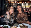 Maeva Ghennam et Manon Marsault au restaurant, à Dubaï