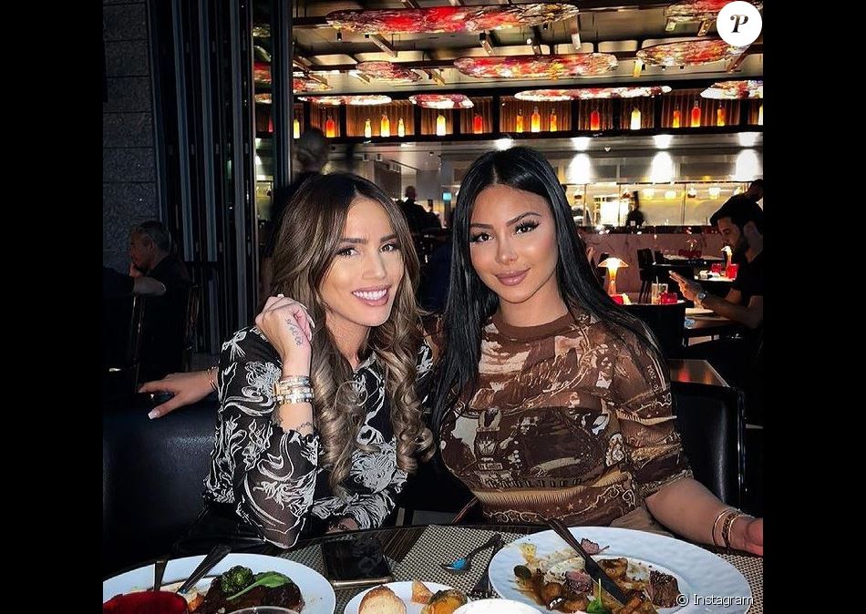 Maeva Ghennam et Manon Marsault au restaurant, à Dubaï