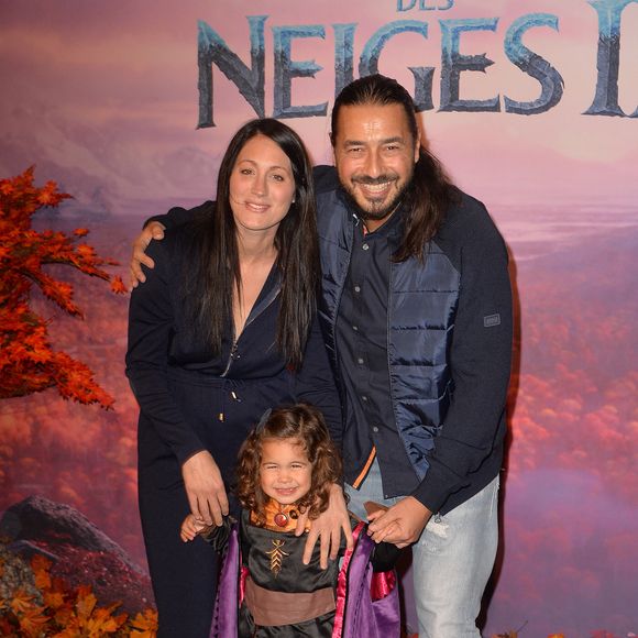 Moundir avec sa femme Inès et leur fille Aliya - Projection exceptionelle de "La Reine des Neiges 2 " au Grand Rex à Paris le 13 novembre 2019. © Veeren Ramsamy/Bestimage