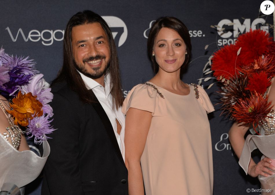 Moundir et sa femme Inès - Photocall de la 10ème cérémonie des Globes de Cristal au Lido à Paris, le 13 avril 2015.