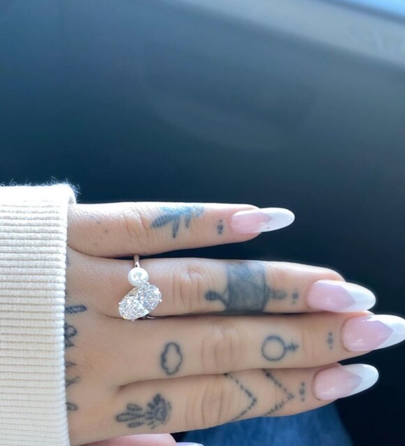 Ariana Grande dévoile sa bague de fiançailles sur Instagram. Le 20 décembre 2020.