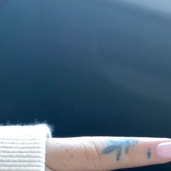 Ariana Grande dévoile sa bague de fiançailles sur Instagram. Le 20 décembre 2020.