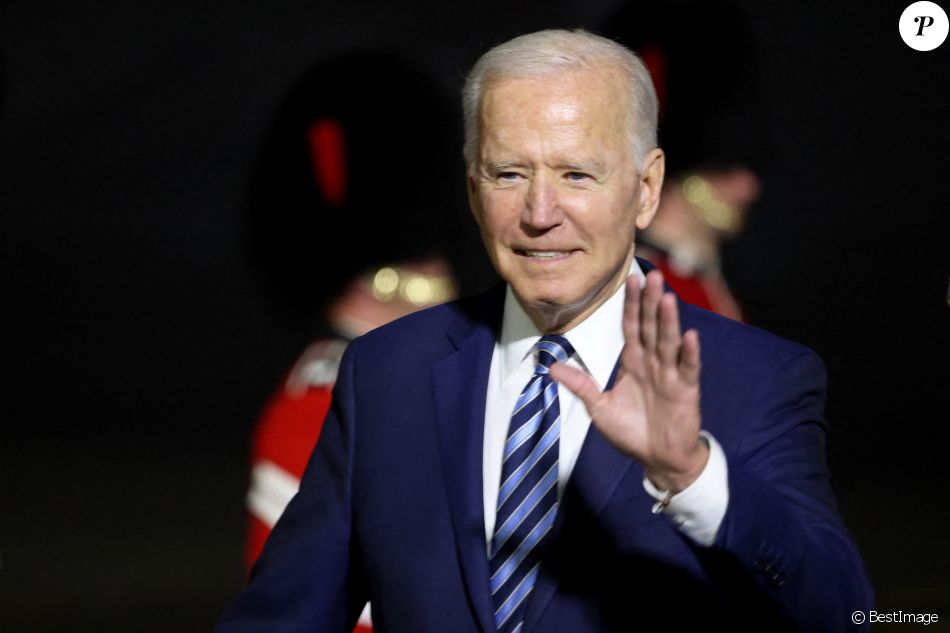 Joe Biden et sa femme Jill à leur arrivée à l'aéroport "Cornwall Airport Newquay" au Royaume-Uni, à l'occasion du sommet du G7 le 10 juin 2021.
