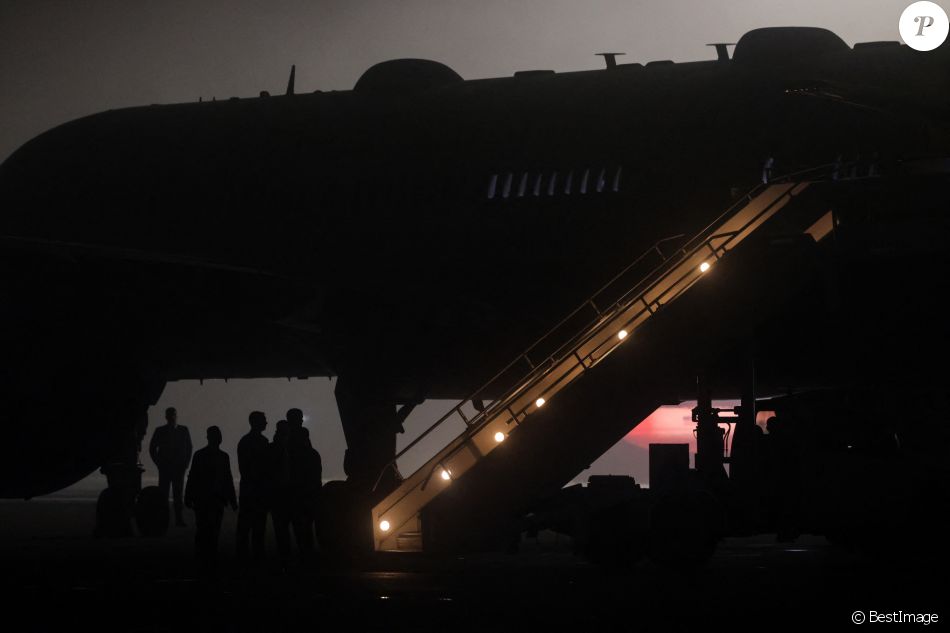 Joe Biden et sa femme Jill à leur arrivée à l'aéroport "Cornwall Airport Newquay" au Royaume-Uni, à l'occasion du sommet du G7 le 10 juin 2021.