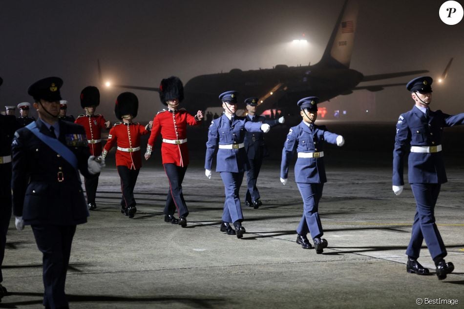 Joe Biden et sa femme Jill à leur arrivée à l'aéroport "Cornwall Airport Newquay" au Royaume-Uni, à l'occasion du sommet du G7 le 10 juin 2021.