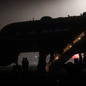 Joe Biden et sa femme Jill à leur arrivée à l'aéroport "Cornwall Airport Newquay" au Royaume-Uni, à l'occasion du sommet du G7 le 10 juin 2021.