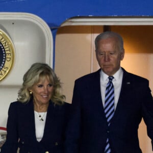 Joe Biden et sa femme Jill à leur arrivée à l'aéroport "Cornwall Airport Newquay" au Royaume-Uni, à l'occasion du sommet du G7 le 10 juin 2021.