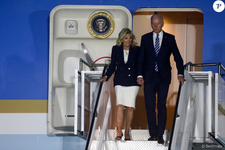 Joe Biden et sa femme Jill à leur arrivée à l'aéroport "Cornwall Airport Newquay" au Royaume-Uni, à l'occasion du sommet du G7 le 10 juin 2021.
