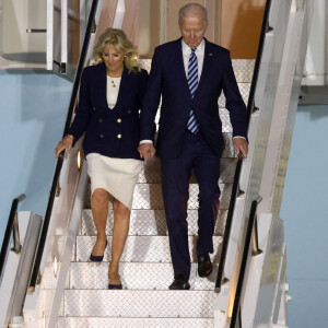 Joe Biden et sa femme Jill à leur arrivée à l'aéroport "Cornwall Airport Newquay" au Royaume-Uni, à l'occasion du sommet du G7 le 10 juin 2021.