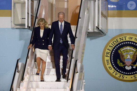 Joe Biden et sa femme Jill à leur arrivée à l'aéroport "Cornwall Airport Newquay" au Royaume-Uni, à l'occasion du sommet du G7 le 10 juin 2021.