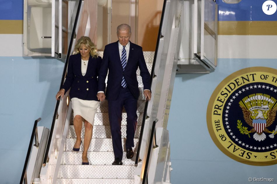 Joe Biden et sa femme Jill à leur arrivée à l'aéroport "Cornwall Airport Newquay" au Royaume-Uni, à l'occasion du sommet du G7 le 10 juin 2021.