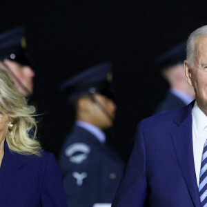 Joe Biden et sa femme Jill à leur arrivée à l'aéroport "Cornwall Airport Newquay" au Royaume-Uni, à l'occasion du sommet du G7 le 10 juin 2021.