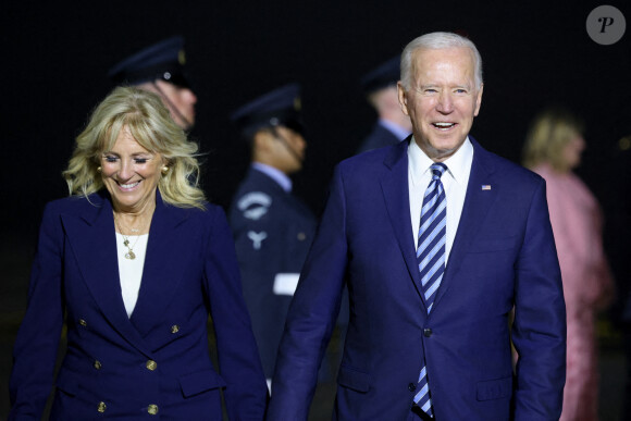 Joe Biden et sa femme Jill à leur arrivée à l'aéroport "Cornwall Airport Newquay" au Royaume-Uni, à l'occasion du sommet du G7 le 10 juin 2021.