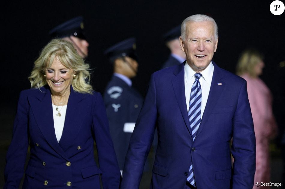 Joe Biden et sa femme Jill à leur arrivée à l'aéroport "Cornwall Airport Newquay" au Royaume-Uni, à l'occasion du sommet du G7 le 10 juin 2021.