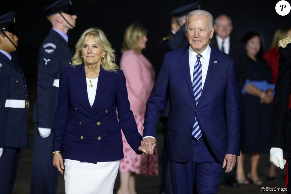 Joe Biden et sa femme Jill à leur arrivée à l'aéroport "Cornwall Airport Newquay" au Royaume-Uni, à l'occasion du sommet du G7 le 10 juin 2021.